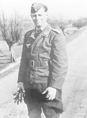 Altkanzler Helmut Schmidt im Frühjahr 1940 als Leutnant der Luftwaffe an einem unbekannten Ort. Dieses Foto hing bislang als Bild in der Bundeswehr-Universität in Hamburg und wurde jetzt auf Grund der Debatte um das Verhältnis der Bundeswehr zur Deutschen Wehrmacht entfernt. 