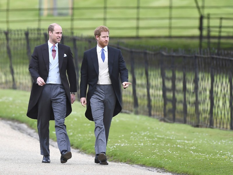 Der britische Prinz William (l.) und sein Bruder Prinz Harry dürfen natürlich nicht fehlen.