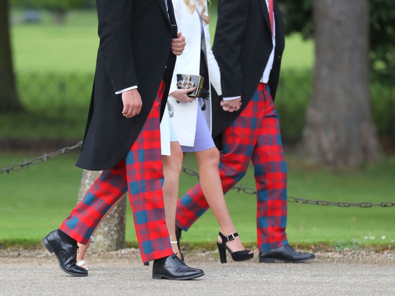 Schottenkaro: Gäste kommen zur Hochzeit von Pippa Middleton. Die Feier wird abgeschirmt von der Öffentlichkeit stattfinden.