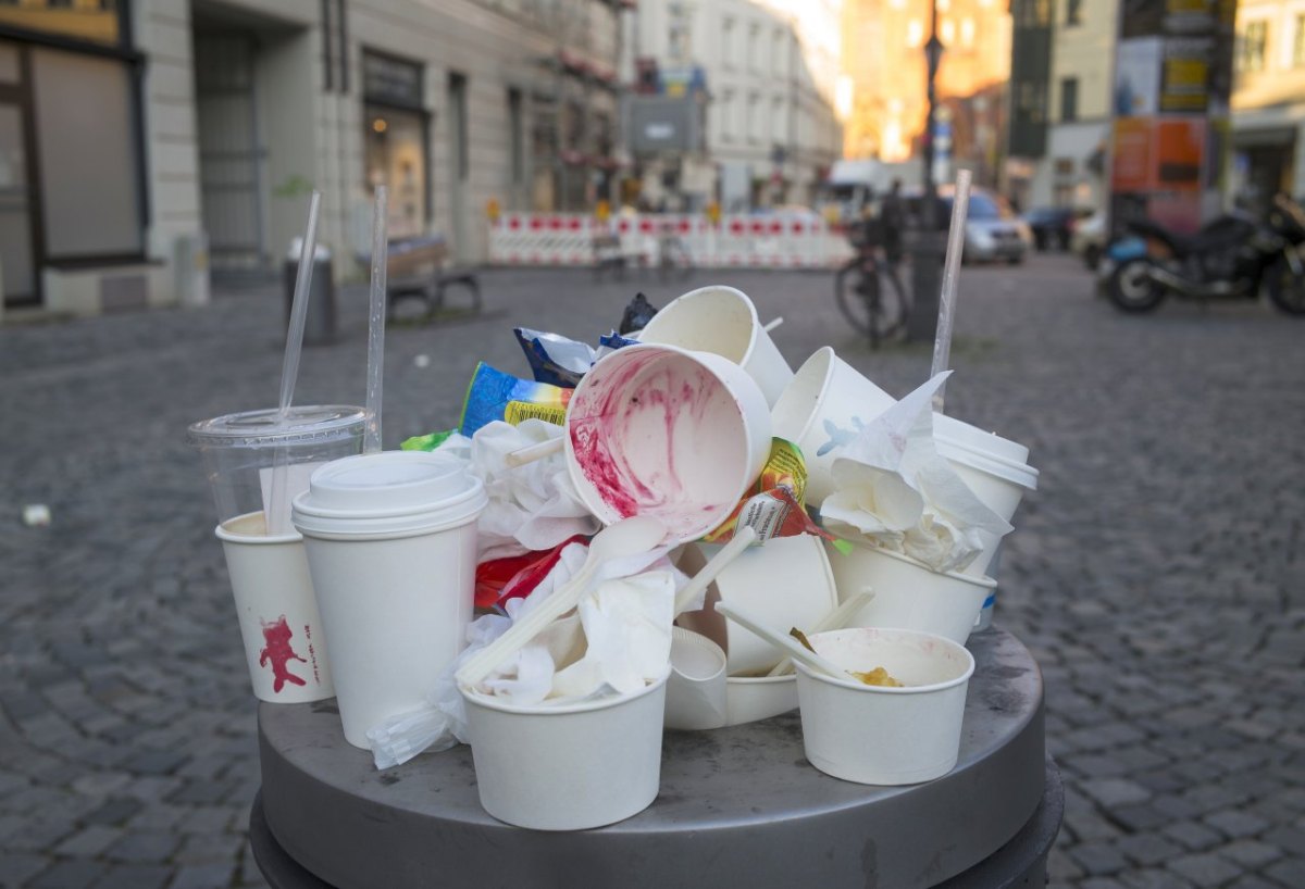 Recyclingseparate abfallsammlung hand wirft eine tasse kaffee in