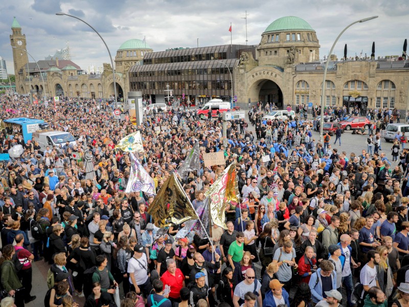 Bereits am Mittwoch tanzten demonstrierende Teilnehmer der Demonstration „Lieber tanz` ich als G20“ vor den Landungsbrücken in Hamburg gegen den bevorstehenden G20-Gipfel.