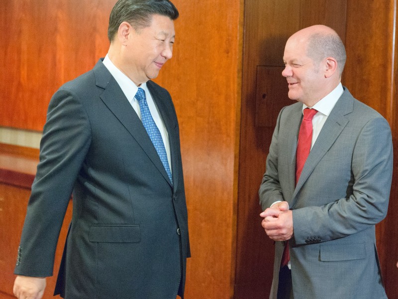 Bürgermeister Olaf Scholz (r.) begrüßte auch Chinas Präsident Xi Jinping, der einen Tag zuvor noch im Berliner Zoo das neue Panda-Gehege eröffnet hatte.
