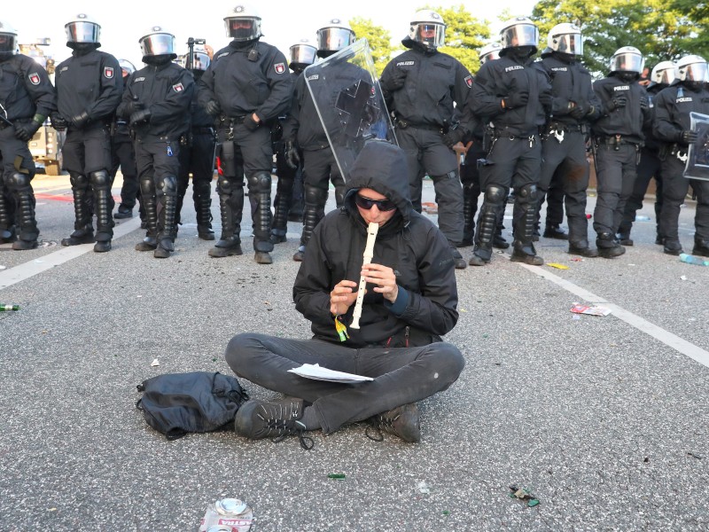Die Polizei sagte, man habe versucht, den „schwarzen Block“ der Linksautonomen von den friedlichen Demonstranten zu trennen – dann hätte die Kundgebung fortgesetzt werden können. Dies sei aber nicht gelungen.