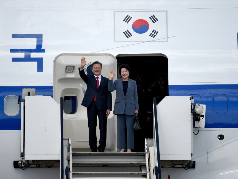Südkoreas Präsident Moon Jae-in und seine Frau Kim Jeong-suk flogen ebenfalls am Donnerstag die Hansestadt an.