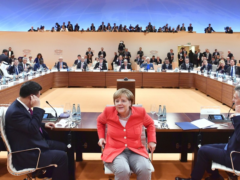 Die erste Arbeitssitzung aller G20-Mitglieder, geleitet von Kanzlerin Merkel. Direkt neben ihr saßen Chinas Präsident Xi Jingping (links) und einen Platz weiter US-Präsident Trump.