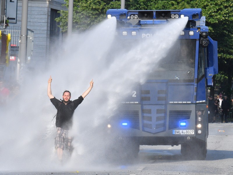 In der Nähe der Reeperbahn stellten sich dieser Demonstrant einem Wasserwerfer entgegen. 