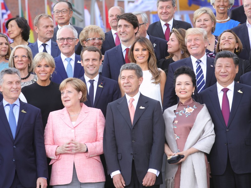 Davon bekamen sie nur am Rande mit. Erinnerungsfoto: die G-20-Teilnehmer mit ihren Partnern. 