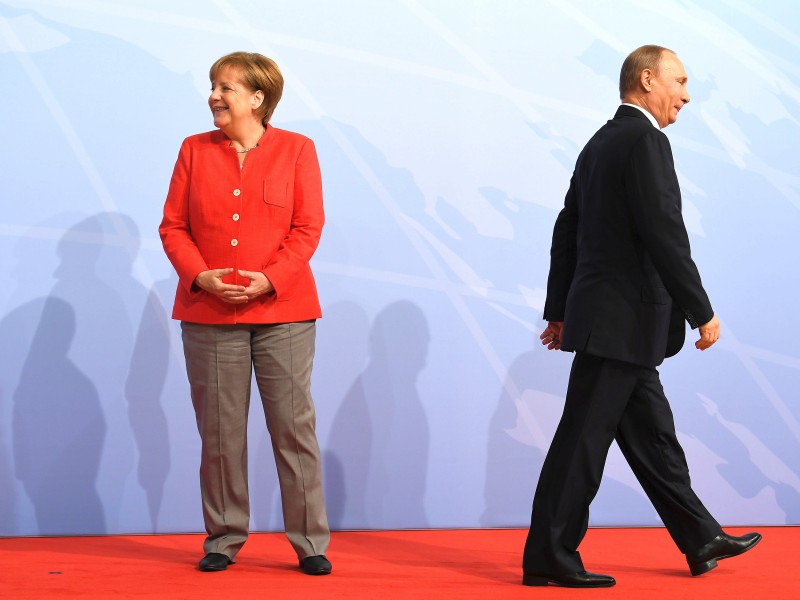 Sie zogen die Wut vieler Demonstranten auf sich: Bundeskanzlerin Merkel, Gastgeberin dieses G-20-Gipfels, oder der russische Präsident Wladimir Putin. Sieht vielleicht unhöflich aus, war’s aber gar nicht: Hier ist die Begrüßung nur gerade vorbei.