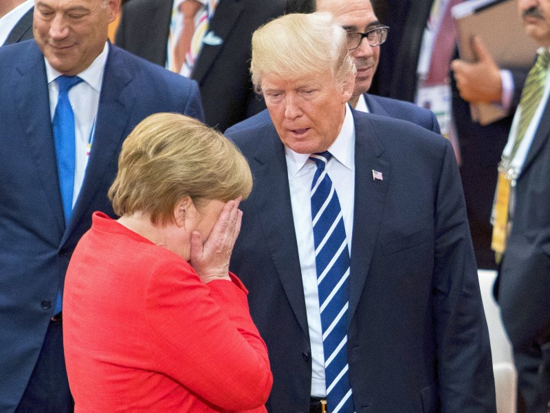 Diese Geste sagt vermutlich nicht das, was viele Trump-Gegner gern hineininterpretieren würden, schließlich ist Angela Merkel – im Gegensatz zum selbsterklärten Nicht-Politiker Trump – Vollprofi. 