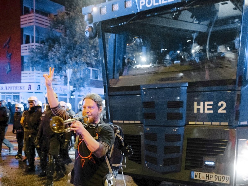 Der Name der Eröffnungskundgebung der Anti-G20 Demonstration war offenbar Programm: Welcome to Hell am 6. Juli (Donnerstagabend). Dieser Teilnehmer setzte auf musikalische Deeskalation.