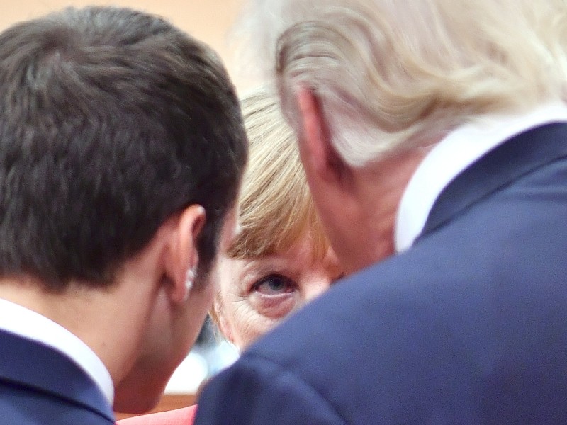 Mit Frankreich pflegt Kanzlerin Merkel gute Beziehungen, so etwa zum neuen französischen Ministerpräsidenten Emmanuel Macron. Hier sind die beiden im Gespräch mit Donald Trump zu sehen.