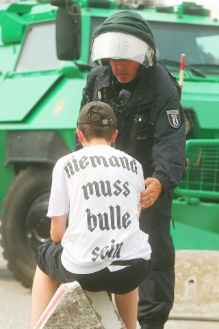 „Niemand muss Bulle sein“ stand auf dem T-Shirt dieses Demonstranten, der am Freitag abgeführt wurde. 