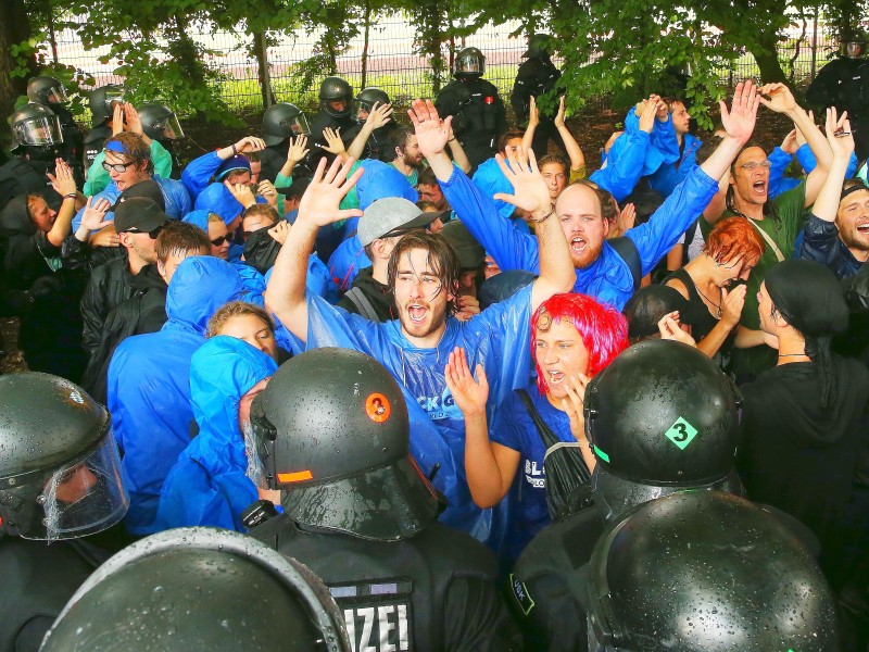 Polizisten kesselten Demonstranten ein.
