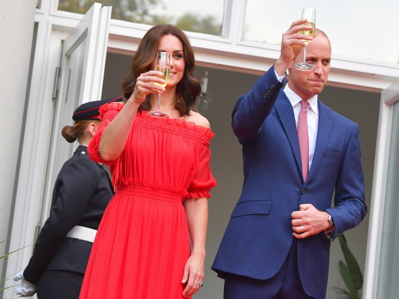 Ein Toast auf die Queen. Zum Abschluss des ersten Abends am Mittwoch war das Paar bei einer späten Geburtstagsfeier für die Queen in die Residenz des britischen Botschafters eingeladen.