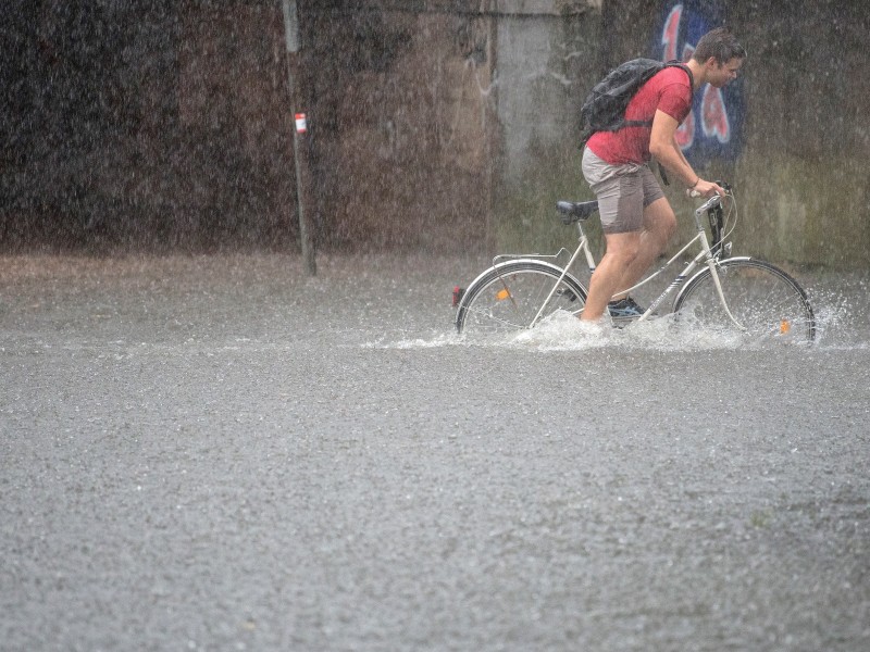 Fahrradfahren wurde bei dem Wetter zu einer schwierigen Angelegenheit.