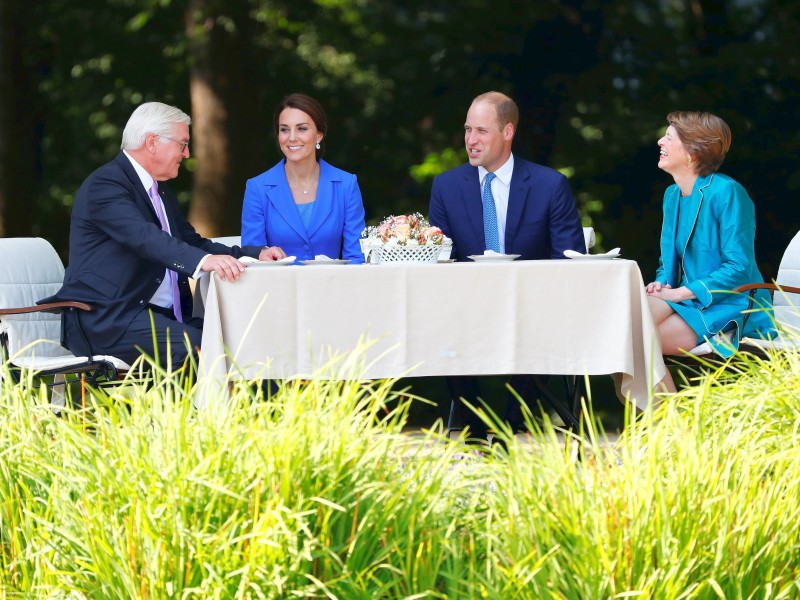 Im Garten des Schlosses saßen die vier zusammen – es gab Tee. Kate trank zum Aprikosen-Streuselkuchen vom Blech aber nur Wasser. Die Kinder waren auch bei diesem Termin nicht dabei. Die beiden Prinzenkinder mussten sich wohl vom Flug erholen. 