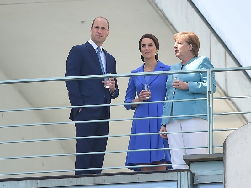 In lockerer Atmosphäre zeigte Angela Merkel ihren Gästen das Gebäude.