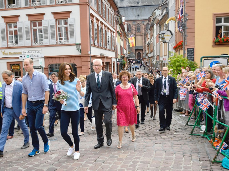 Mit Turnschuhen, Oberbürgermeister Eckart Würzner (l.), Baden-Württembergs Ministerpräsident Winfried Kretschmann (Bündnis 90/Die Grünen) und Ehefrau Gerlinde durch die Altstadt. Fans jubelten dem royalen Besuch zu. 