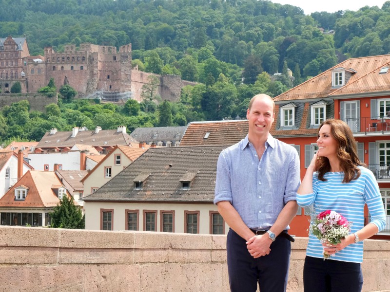 Vor der Regatta lassen sich die beiden auf der Alten Brücke vor Heidelbergs Kulisse ablichten.