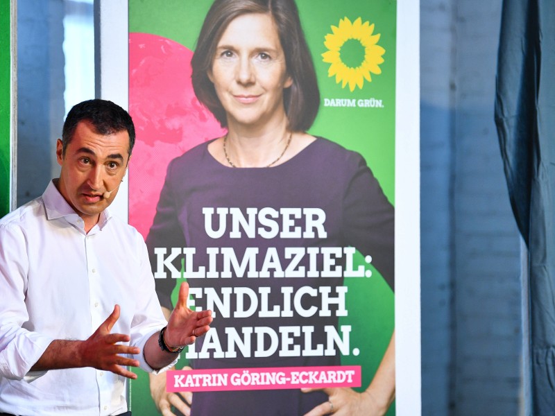 ... und Cem Özdemir revanchierte sich mit dem Plakat einer hemdsärmeligen Göring-Eckardt. 