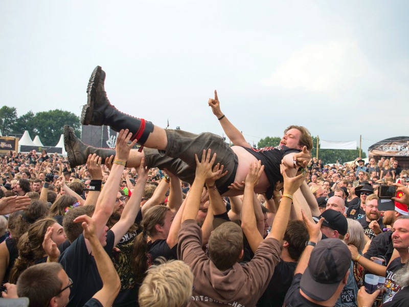 Festival mit Anfassen – Crowdsurfing beim Wacken Open Air. 