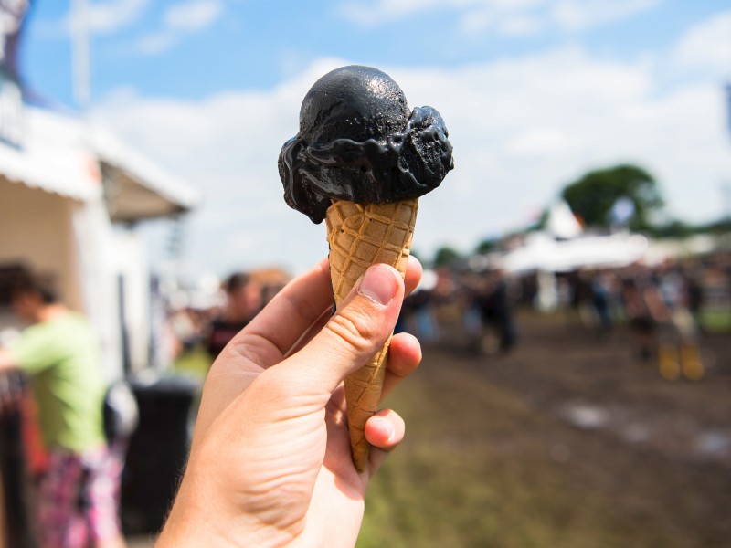 Lecker! Schwarzes Eis, Geschmacksrichtung „Wacken“.