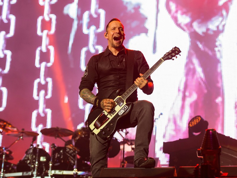 Auf der Bühne ist es dann aber meist weniger romantisch, wie Michael Poulsen, Frontmann der Band Volbeat, beweist.