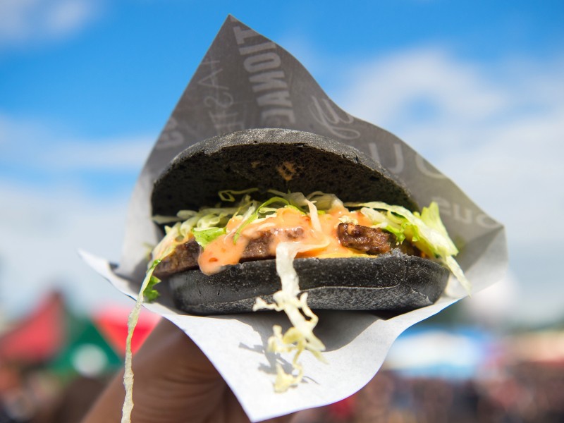 Was Eis kann, können Burger schon lange: der „Black Metal Burger“.