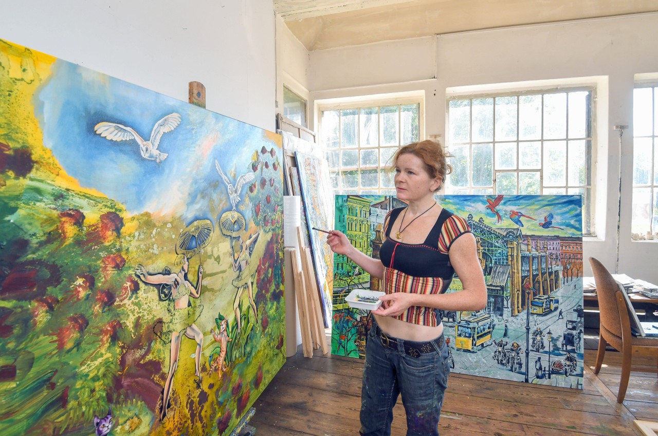 Die Künstlerin Ariane Boss hat ihr Atelier im Erdgeschoss des alten Stellwerks von Falkenberg eingerichtet.