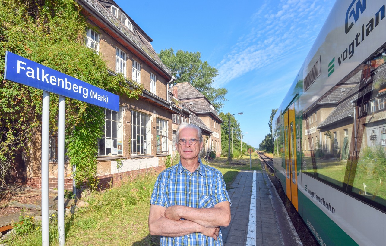 Thomas Wittstock am Bahnsteig. Zweimal in der Stunde hält der Regionalexpress vor seiner Haustür.