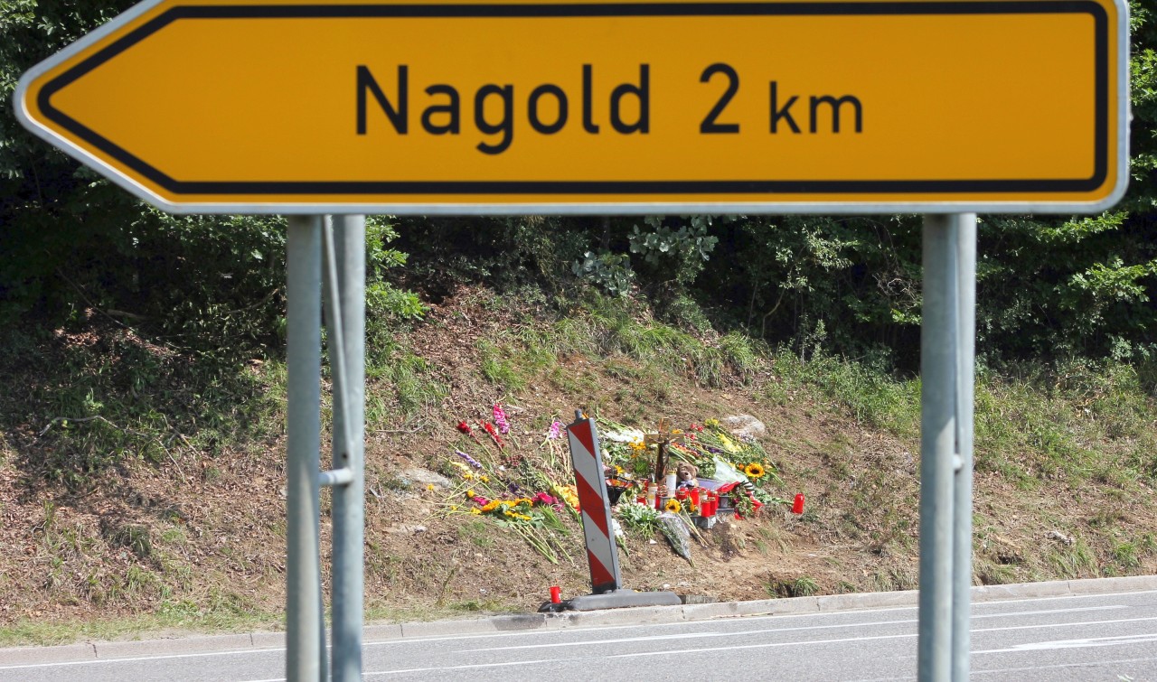 Blumen und Kerzen liegen am Dienstag an der Unfallstelle bei Nagold (Baden-Württemberg). 