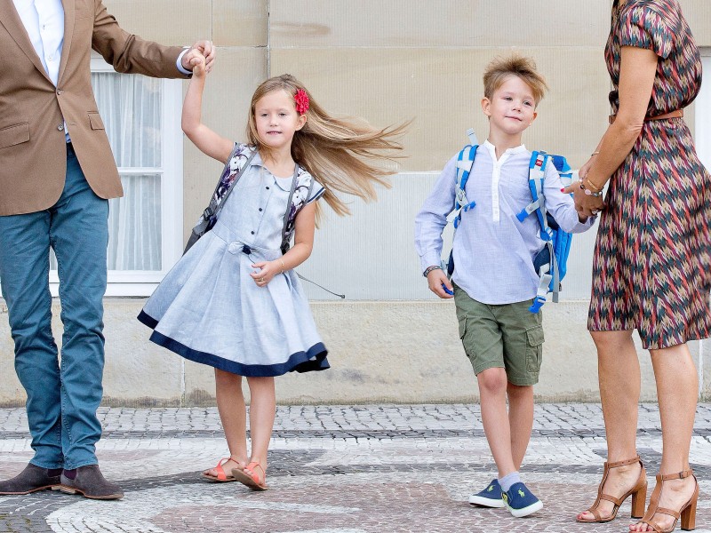 Die Zwillinge Prinz Vincent und Prinzessin Josephine sind die jüngsten Mitglieder der dänischen Königsfamilie. Dieses Foto zeigt die beiden vor ihrem ersten Schultag am 15. August 2017 in Kopenhagen. Beide gehen, wie schon ihre älteren Geschwister, auf die Tranegardskolen in Hellerup, allerdings in unterschiedliche Klassen.