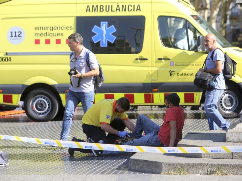 Am Ort des Anschlags versorgten Sanitäter Verletzte.