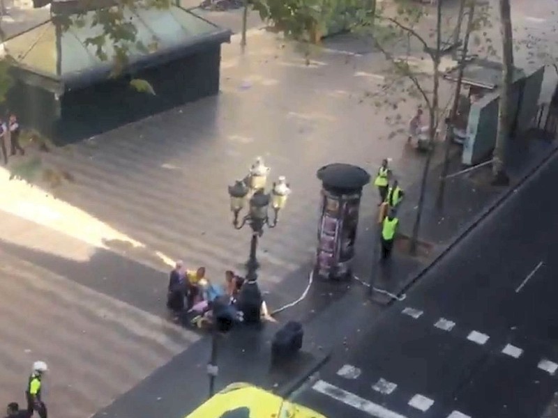 Ein Lieferwagen hat am Donnerstag im Zentrum Barcelonas (Spanien) mehrere Menschen gezielt überfahren. Kurz danach rückte die Polizei zu einem Einsatz in Cambrils aus. Wir zeigen Bilder. 