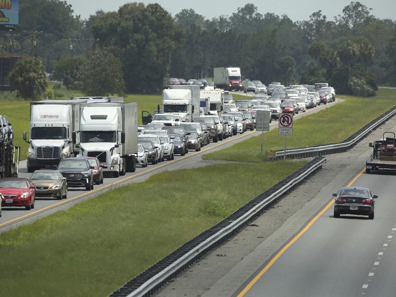 In Florida sind 5,6 Millionen Menschen aufgefordert worden, sich in Sicherheit zu bringen. Die rund 200 Meilen auf dem Highway zwischen Miami und Orlando waren am Freitag ein einziger Stau. 