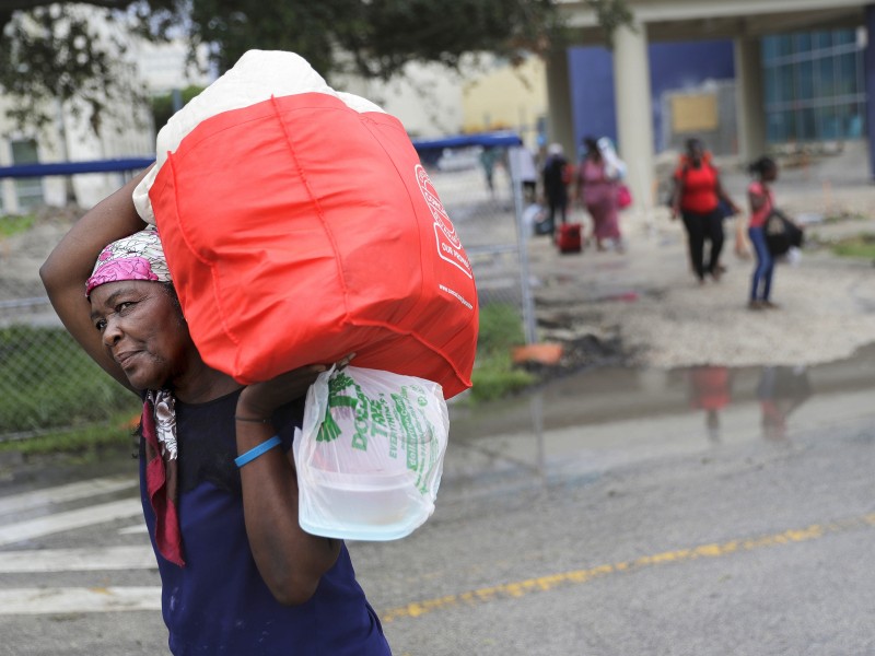 Eine Frau bringt in Miami bei der Evakuierung vor dem Hurrikan „Irma“ Gegenstände zu einer Notunterkunft. 