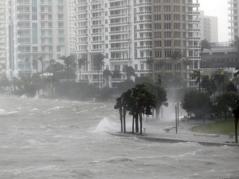 An der Mündung des Miami River schlugen die Wellen nach der Ankunft des Hurrikans am Sonntag über die Uferdämme.