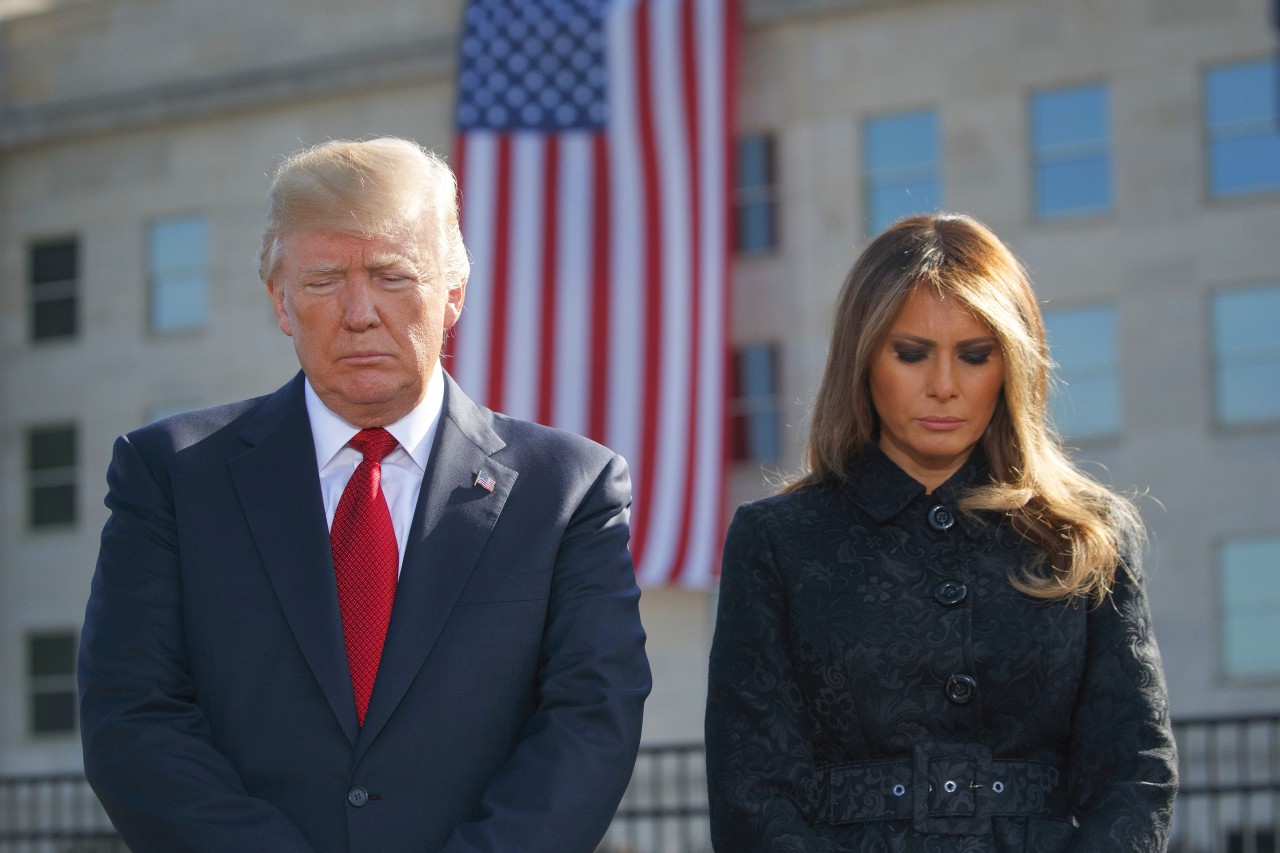 US-Präsident Donald Trump und First Lady Melania Trump halten am Pentagon eine Schweigeminute.