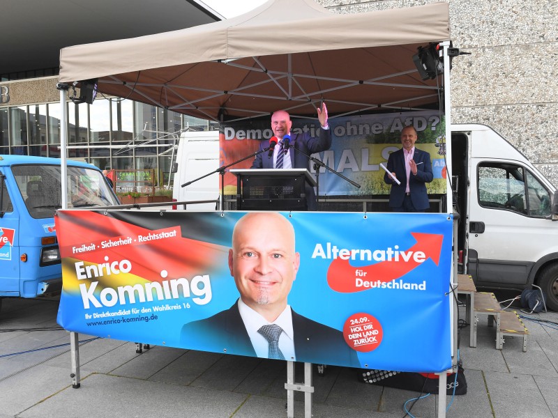 Enrico Komning ist Rechtsanwalt in Neubrandenburg und Abgeordneter des Landtags von Mecklenburg-Vorpommern. Laut eigenen Einträgen auf seiner Facebook-Seite ist er Burschenschaftler. Er spricht sich für eine Liberalisierung des Waffenrechts aus und begründet dies mit den Worten: „Terroristen haben keine zugelassenen Waffen. Den Bürgern ist jedoch das Recht auf Selbstschutz genommen.“