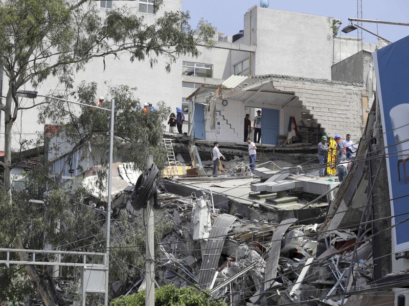Rettungskräfte und Freiwillige suchten nach dem Beben in den Trümmern dieses eingestürzten Hauses in Mexiko-Stadt nach Überlebenden.