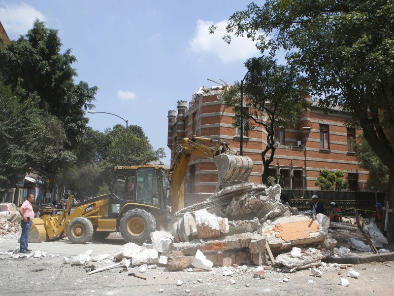 Ein Bagger beseitigt die Trümmer eines eingestürzten Hauses in Mexiko-Stadt.