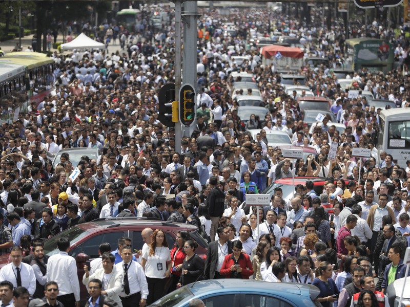 Das Beben ereignete sich zur Mittagszeit (Ortszeit), Tausende Menschen flüchteten sich auf Straßen und Plätze. 