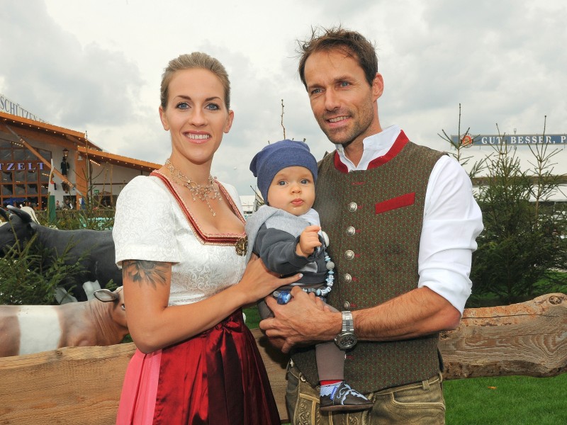 Glückliche Familie: Der ehemalige Skispringer Sven Hannawald, seine Frau Melissa und ihr gemeinsamer Sohn Glen posierten auf dem Oktoberfest.
