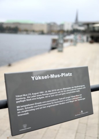 Die Gedenktafel für den Straßenfeger Yüksel Mus.