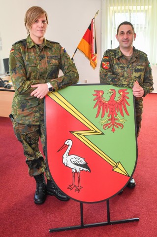 Oberstleutnant Anastasia Biefang (l.) ist 1,87 Meter groß.