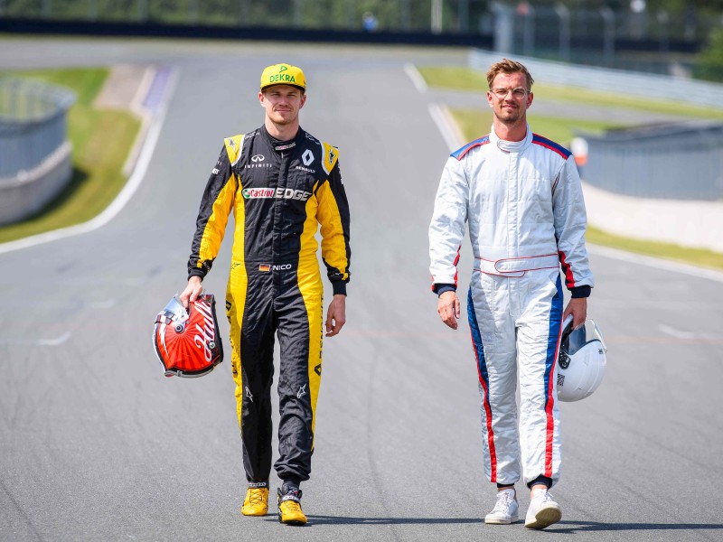 Auch der Gastgeber muss als „Beginner“ ran: Für ihn ging es beim Motorsport ab auf die Rennstrecke im rasanten PS-Duell mit Formel-1-Pilot Nico Hülkenberg (l.).