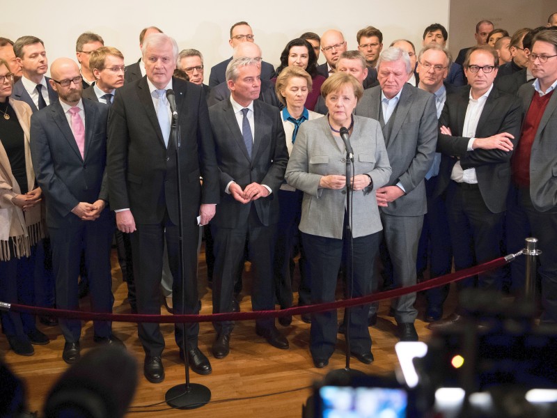 „Ich glaube, ich kann für CDU und CSU sagen, dass wir nichts unversucht gelassen haben, um doch eine Lösung zu finden“, sagte Merkel. Sie selbst werde als geschäftsführende Bundeskanzlerin alles tun, „dass das Land auch durch diese schweren Wochen gut geführt wird“.