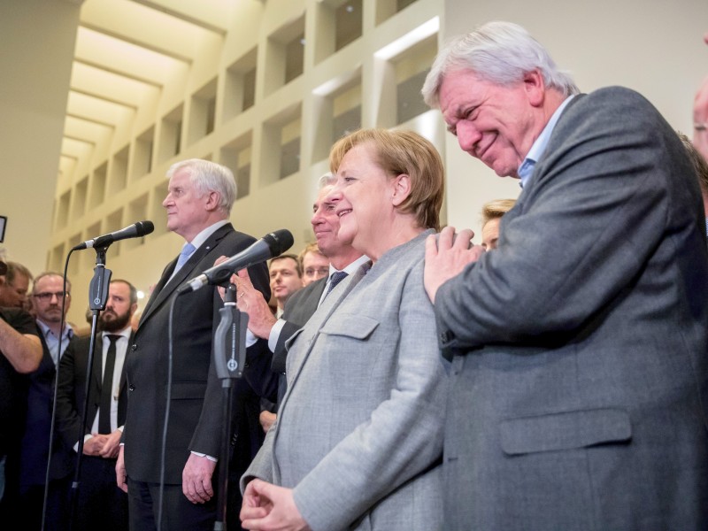 Ihre Parteikollegen, wie hier Hessens Ministerpräsident Volker Bouffier, stärkten Merkel bei ihrer Ansprache den Rücken.