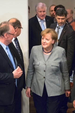 In der Landesvertretung von Baden-Württemberg in Berlin trat sie mit Horst Seehofer (hinten l.) zu einem Statement vor das Mikrofon.