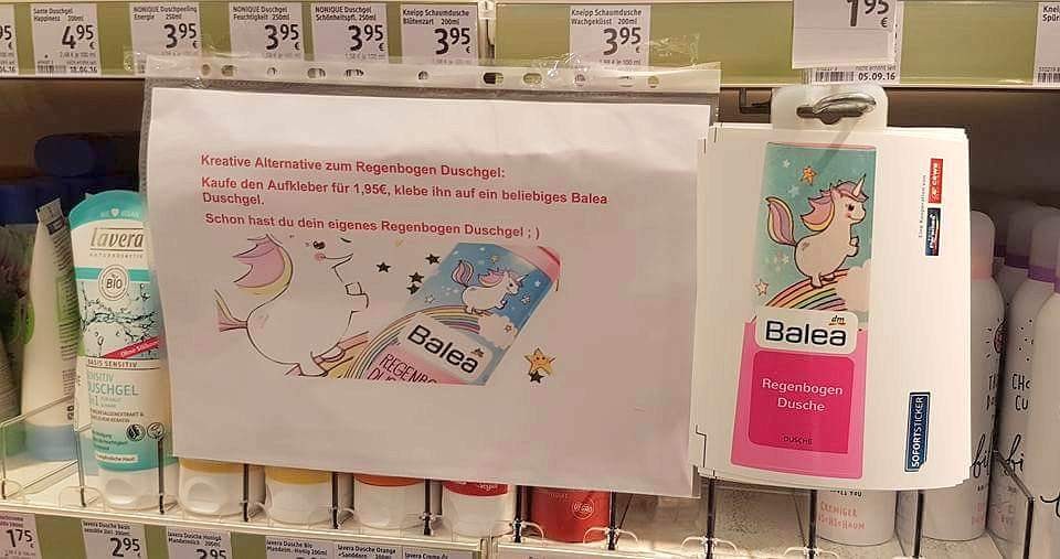 Ganz schön happig: Die Aufkleber, mit denen sich dm-Kunden ihr eigenes Einhorn-Duschgel basteln können, kosten 1,95 Euro.